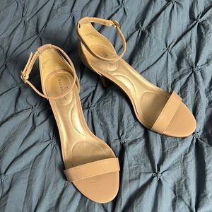 Beige Bandolino Heels size 7.5